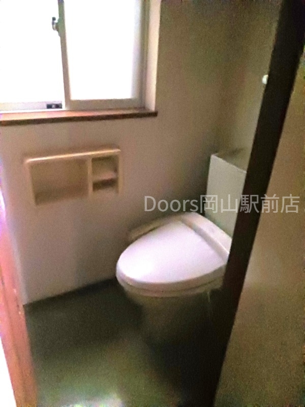 ＪＲ山陽本線 岡山駅 徒歩20分 2階建 築31年のトイレ写真