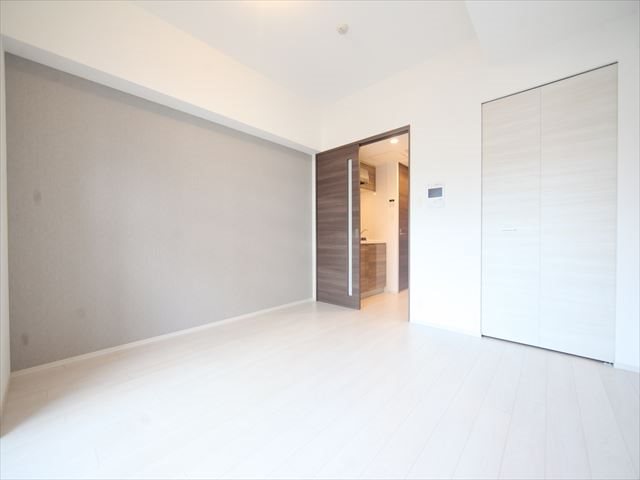 その他　洋室8.5帖　エアコン完備　バルコニーに面しています