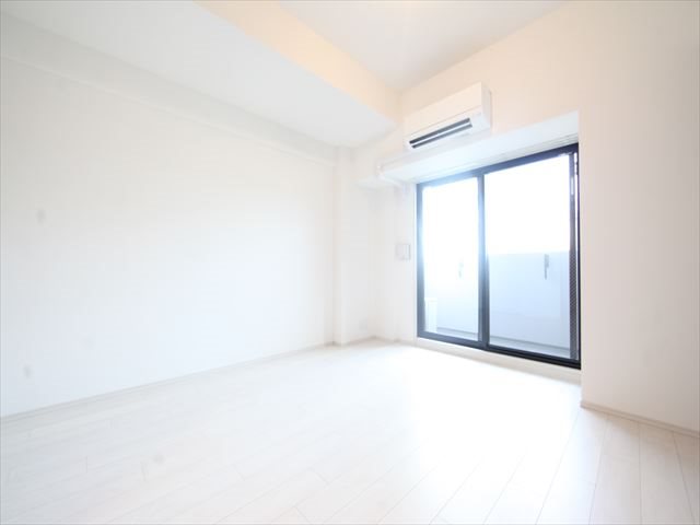 バルコニー　洋室8.5帖　エアコン完備　バルコニーに面しています