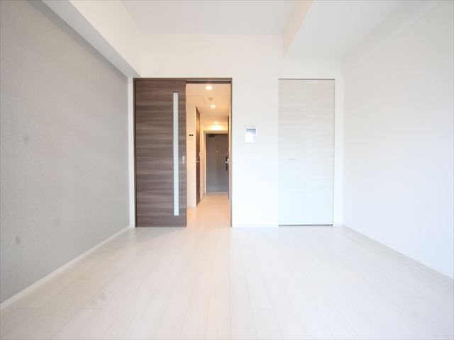 居室・リビング　洋室8.5帖　エアコン完備　バルコニーに面しています