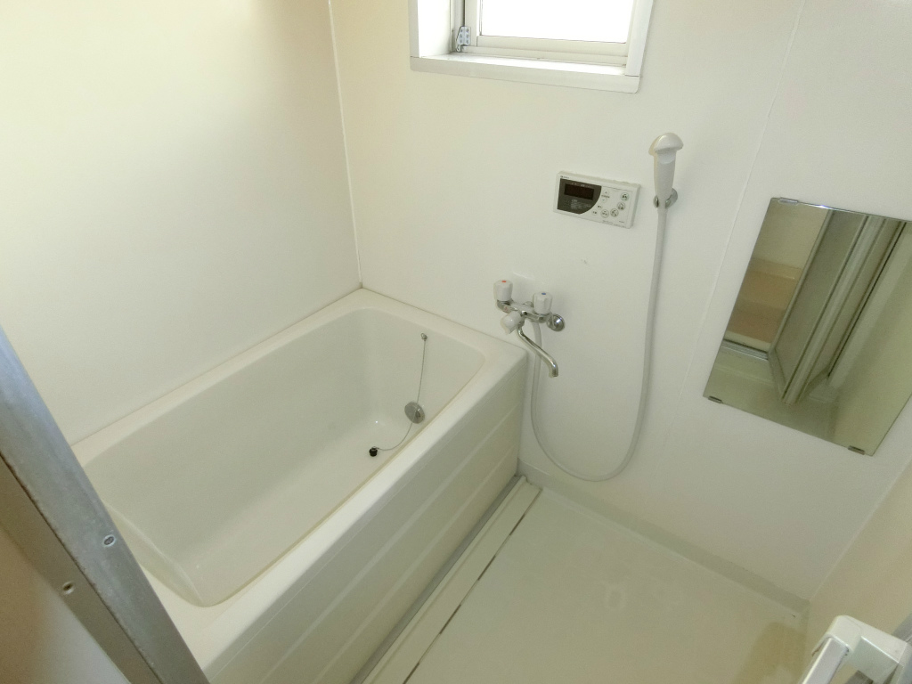 バス・シャワールーム　バランス釜ではない追焚きバス　換気窓ありますよ。