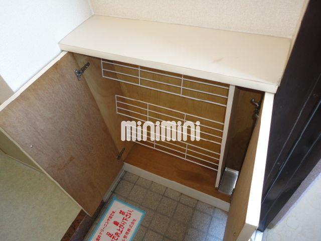 玄関　備付の下駄箱があります。
