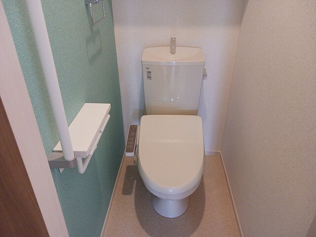 トイレ　落ち着いた色調のトイレです