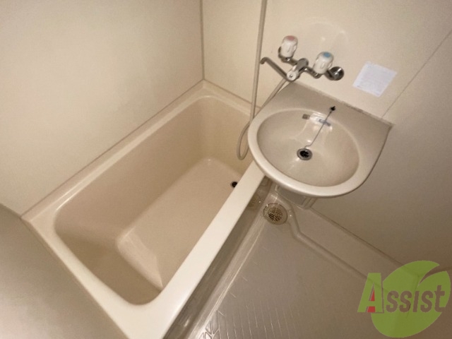 バス・シャワールーム　バスルームは狭すぎず、シャワーも浴びやすそうです。