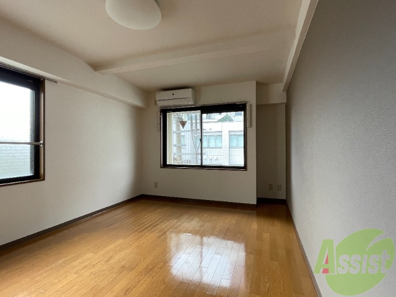 居室・リビング　リビングはこんな感じです。窓が大きくて良く陽が入ってきます。