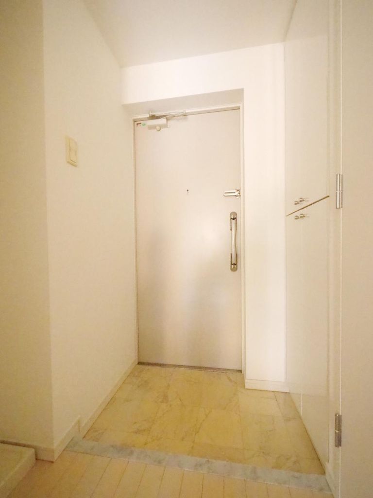 玄関　同物件別部屋写真