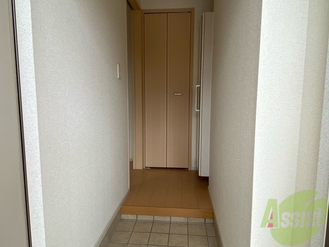 玄関　玄関から撮影しました。階段は急すぎないので安心してください。