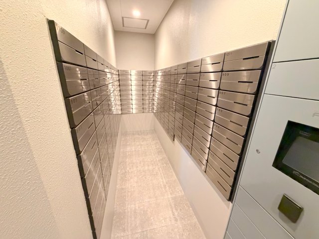 ロビー　ロビーにある各部屋毎のメールボックス。