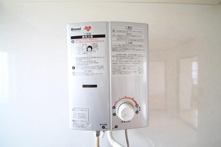 洗面設備　瞬間湯沸かし器