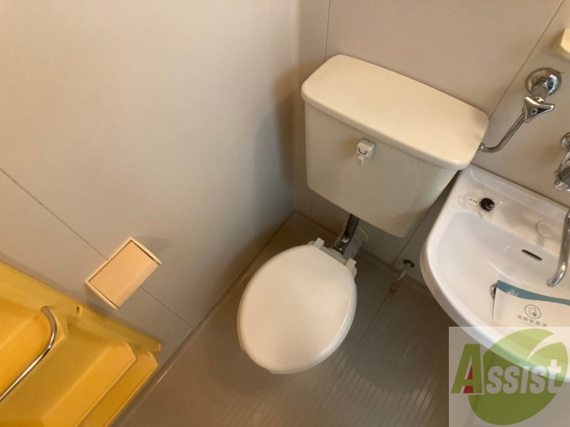 トイレ　トイレです。ユニットバスになってますのでコンパクト。