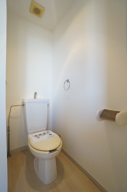 トイレ　別号室の写真です。