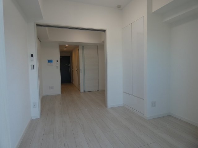 居室・リビング　優しい色合いの床材を使用した居住空間です。