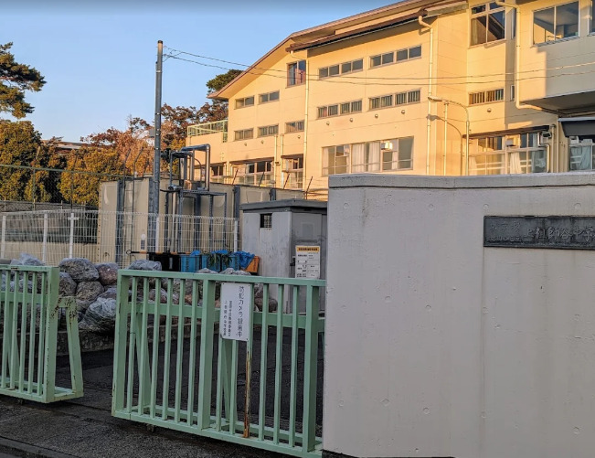 中学校　世田谷区立上祖師谷中学校（中学校）まで983m