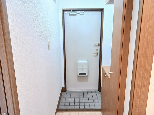 ＪＲ常磐線 牛久駅 バス乗車時間：10分 最寄りバス停で下車 徒歩6分 4階建 築26年の玄関写真