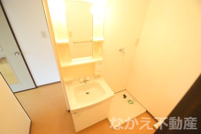 洗面設備　明るい洗面所です