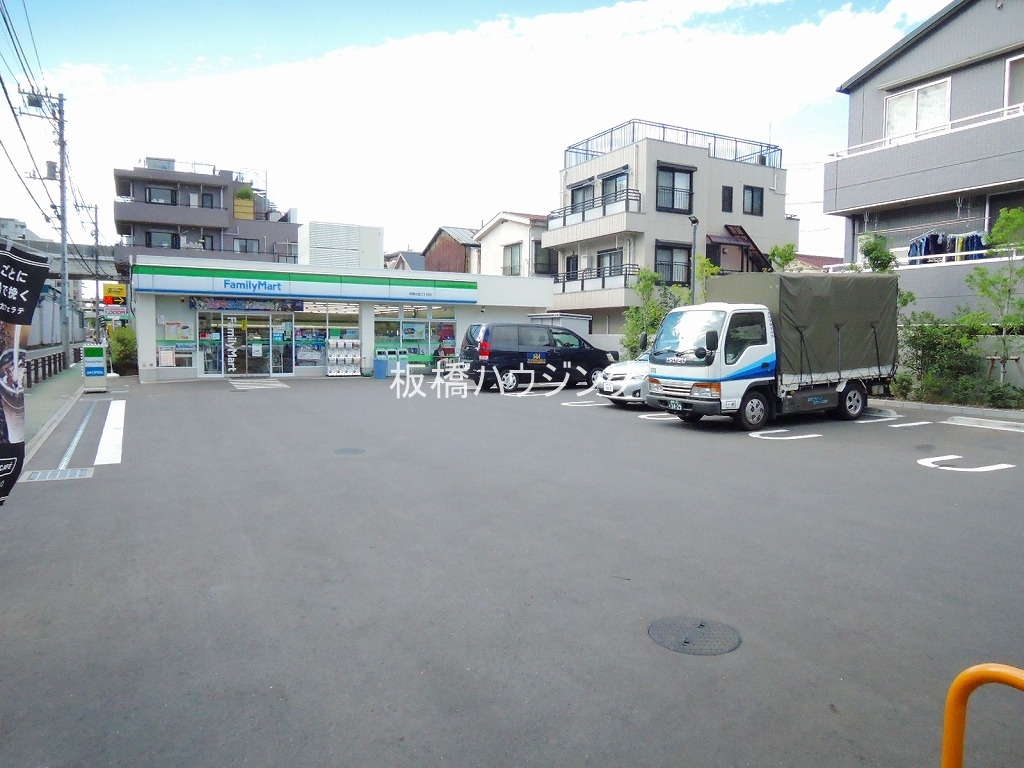 コンビニ　ファミリーマート板橋舟渡二丁目店（コンビニ）まで60m