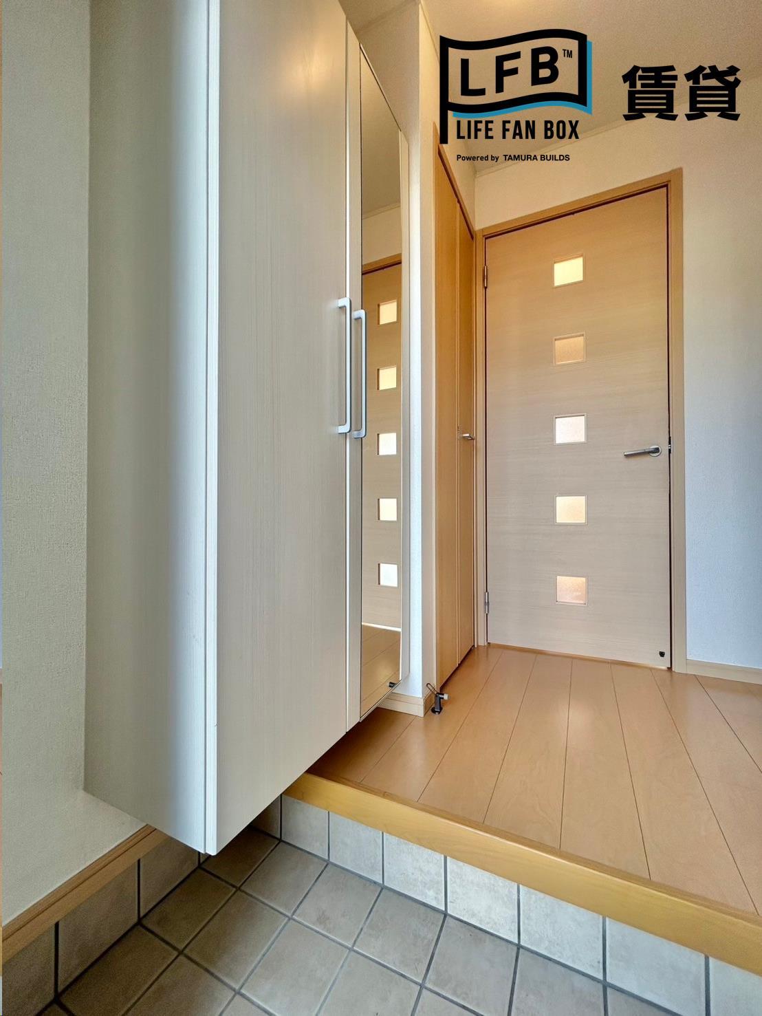 玄関　※同間取り103号室の室内写真です。壁紙や床の色、仕様が異な