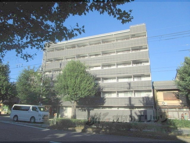 京都市中京区西ノ京中保町のマンションの建物外観