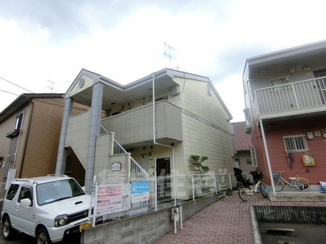 京都市西京区松室田中町のアパートの建物外観