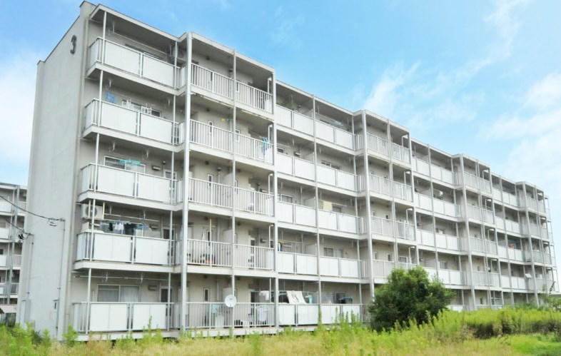 平塚市大島のアパートの建物外観