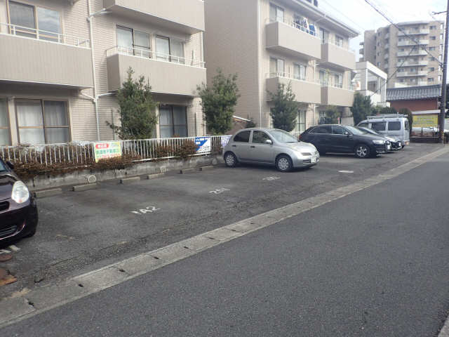 【セラミック加藤の駐車場】