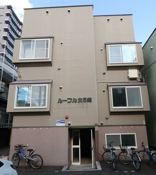 札幌市中央区北五条西のアパートの建物外観