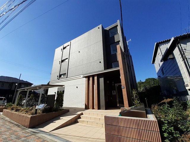 藤沢市高倉のマンションの建物外観