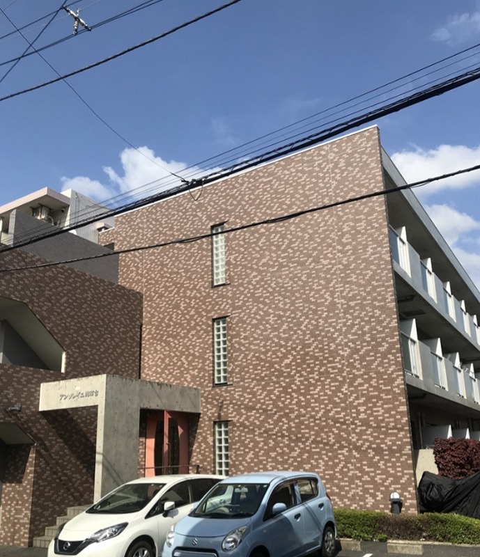 藤沢市円行のマンションの建物外観