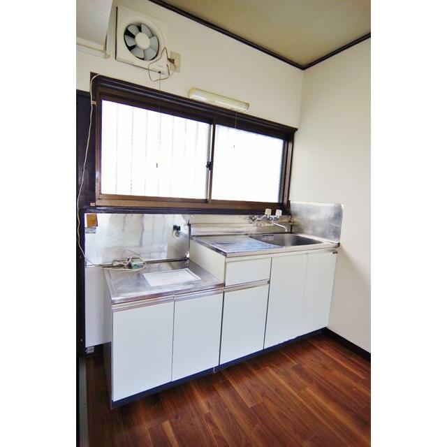 キッチン　窓があり、明るいキッチン