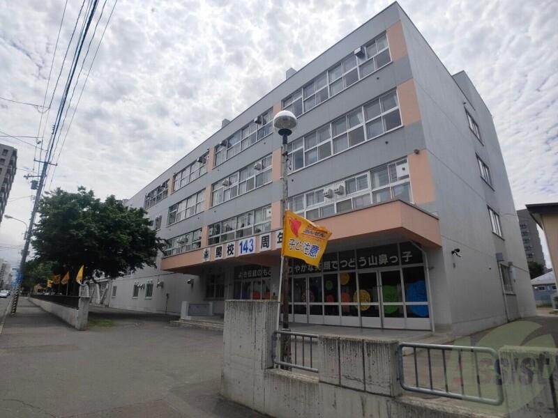 【札幌市中央区南十六条西のマンションの小学校】