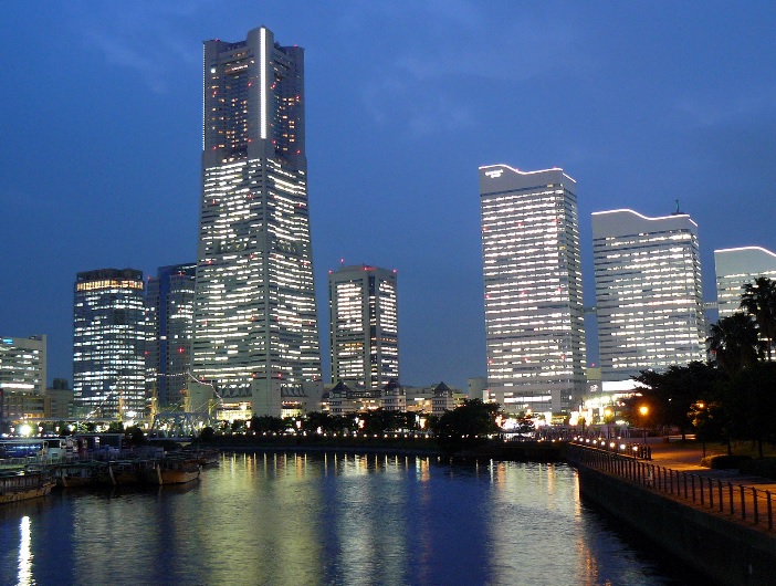 【横浜市中区末吉町のマンションのショッピングセンター】