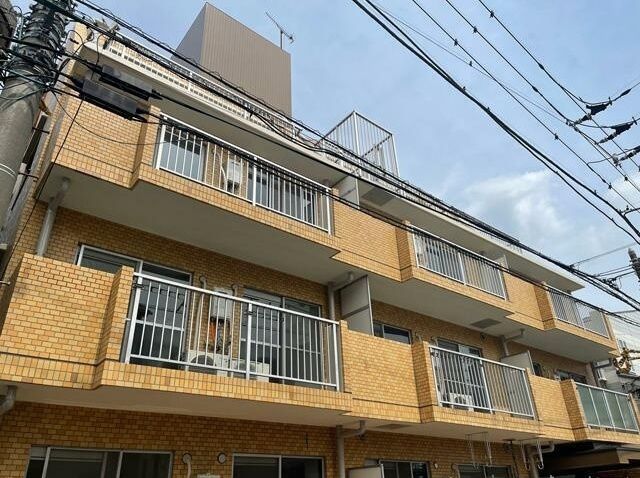 【横浜市鶴見区上末吉のマンションの建物外観】