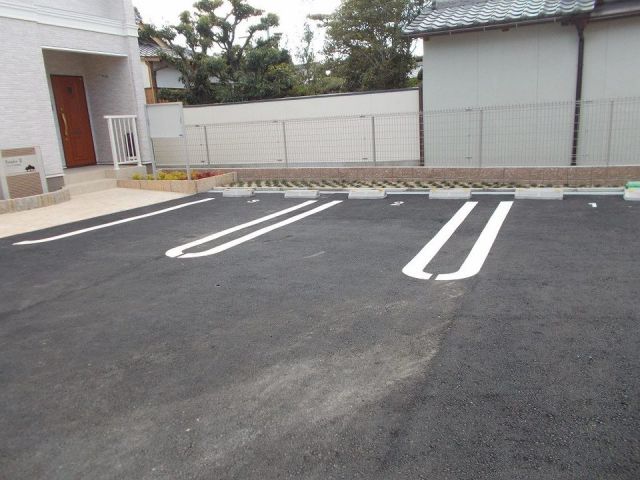 【岸和田市下松町のアパートの駐車場】