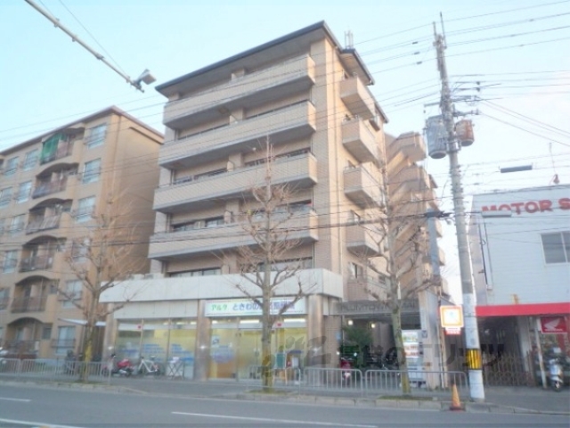 京都市右京区太秦京ノ道町のマンションの建物外観