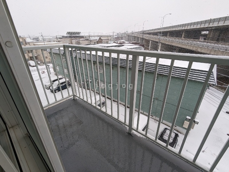 【札幌市白石区北郷二条のマンションのバルコニー】