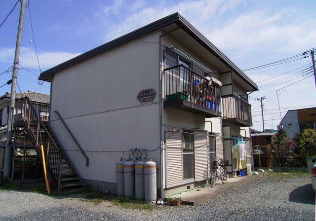 【東松山市加美町のアパートの建物外観】