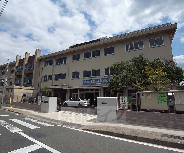 【向日市鶏冠井町のアパートの中学校】