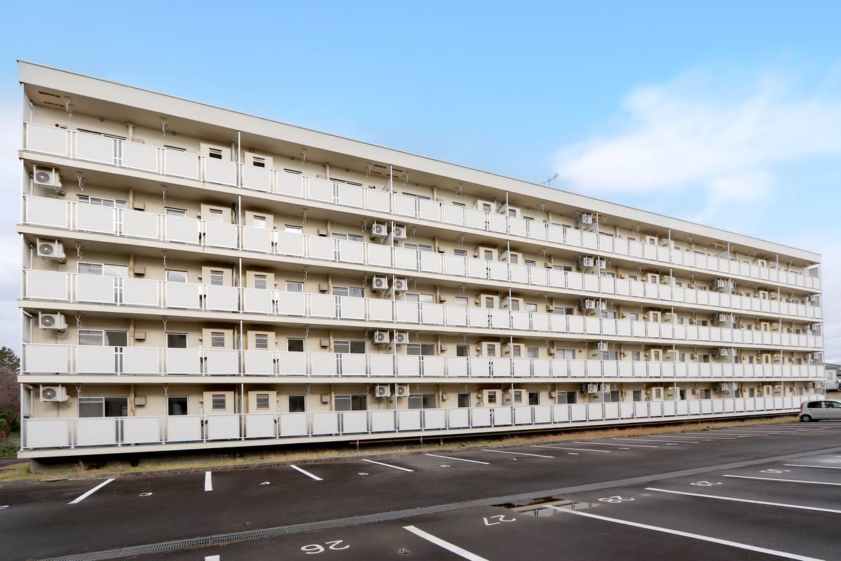 由利本荘市石脇のマンションの建物外観