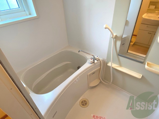 バス・シャワールーム　浴室です。バスタブが広くてゆったりできます。