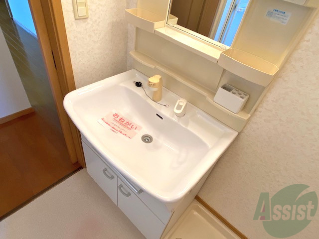 洗面設備　洗面は独立になっているので忙しい朝もばっちりですね。