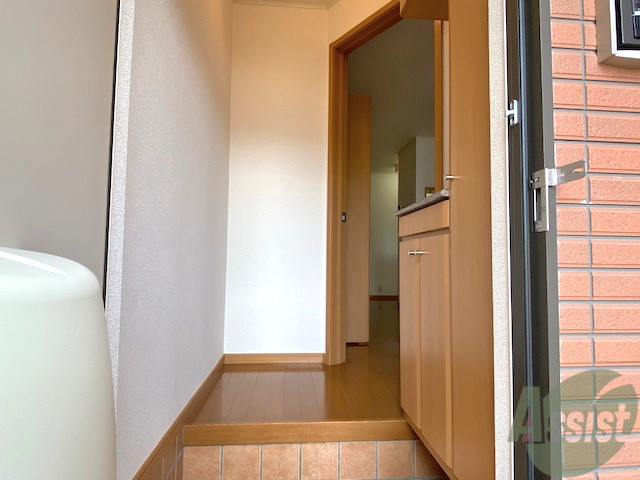 玄関　外から玄関を撮影してみました。広いリビングに繋がっています。