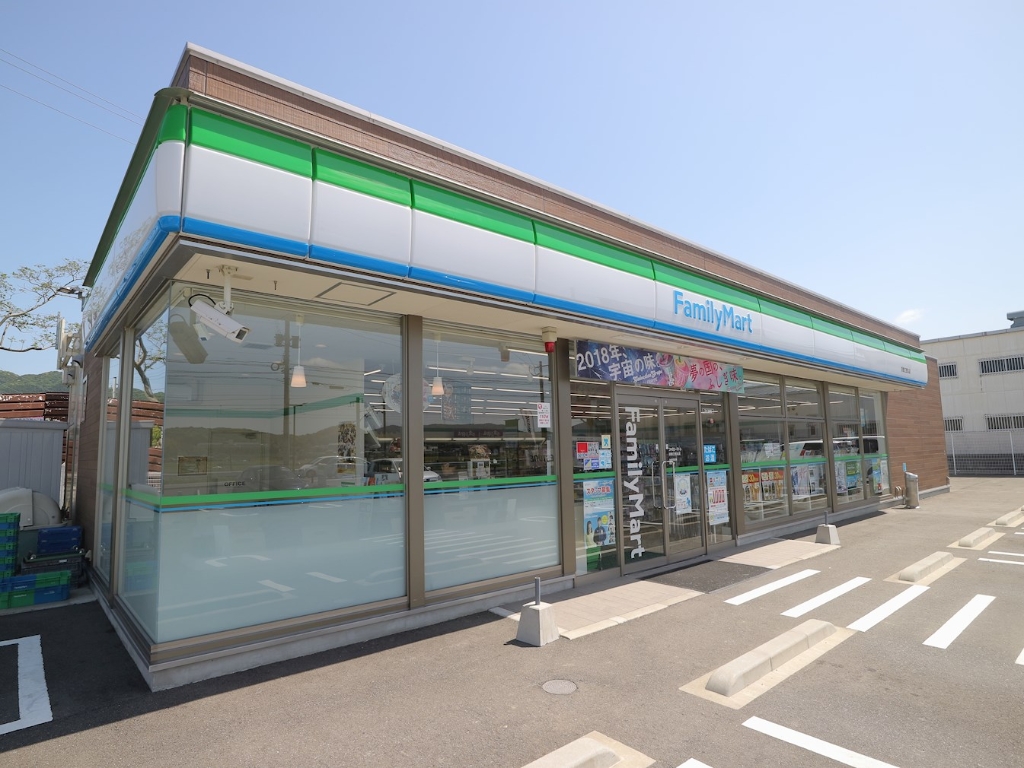 コンビニ　ファミリーマート 宗像三郎丸店（コンビニ）まで597m