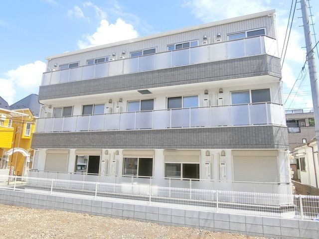 建物外観　軽量鉄骨造三階建てアパート☆