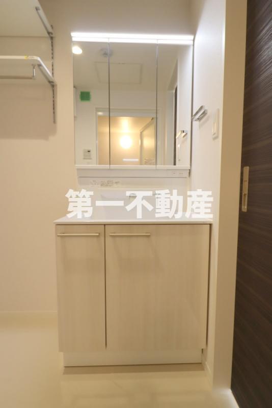 洗面設備　三面鏡化粧台