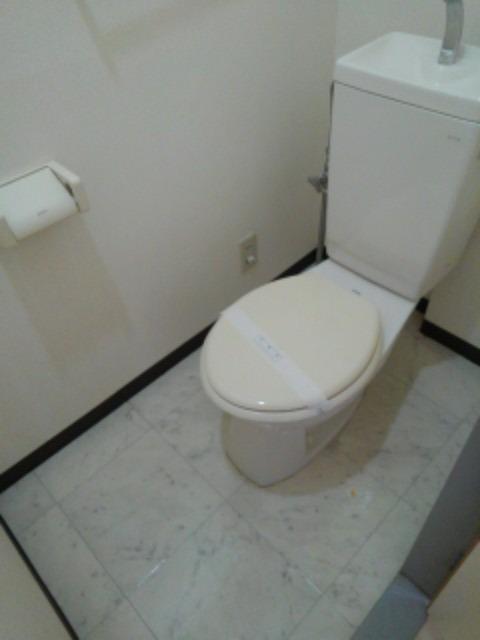 トイレ　温水洗浄便座付きのトイレです☆