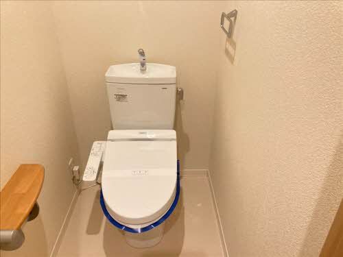 トイレ　暖房洗浄機能付き便座です。白を基調としたおちつける空間です。