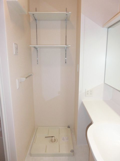 その他設備　室内洗濯機置場　上部にラックあり