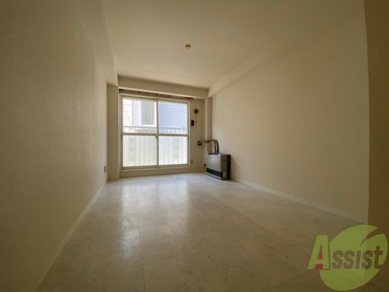 その他部屋・スペース　リビングを別角度から撮りました。窓が大きく明るいです！