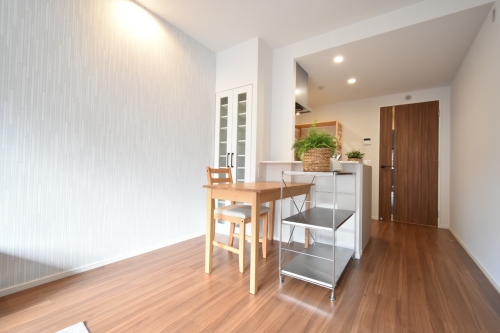 居室・リビング　写真は１０２号室のものです。モデルルーム設置中（契約に家具類