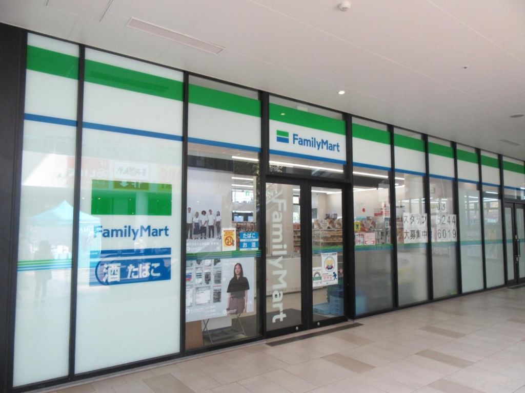 コンビニ　ファミリーマートポンテポルタ千住店（コンビニ）まで590m